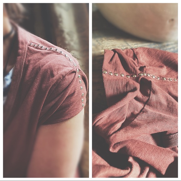 Studded Raw Edge Sleeve V-Neck Tee - Picture 7 of 16